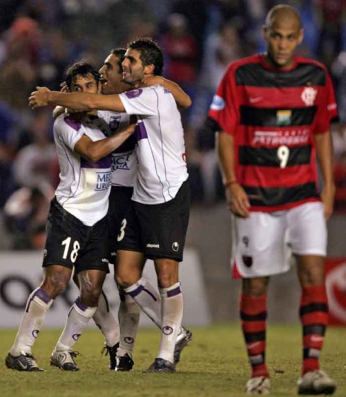 Flamengo 2007 - eliminado nas oitavas para o Defensor (URU): tomou um 3 a 0, e venceu por 2 a 0