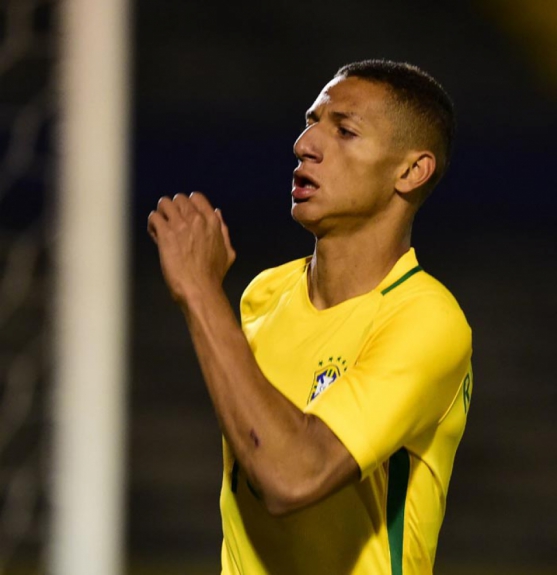 Richarlison -> Em sua primeira partida como titular do Watford, Richarlison, recém-contratado junto ao Fluminente, fez o primeiro gol na vitória de sua equipe sobre o Bournemouth, por 2 a 0, fora de casa. Parece ter se adaptado com tranquilidade ao estilo