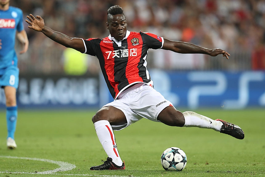 O Mario Balotelli bem que tentou, mas não conseguiu eliminar o Napoli, que se garantiu com triunfo por 2 a 0 na França