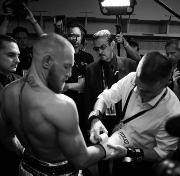 Conor McGregor no vestiário antes de superluta com Floyd Mayweather