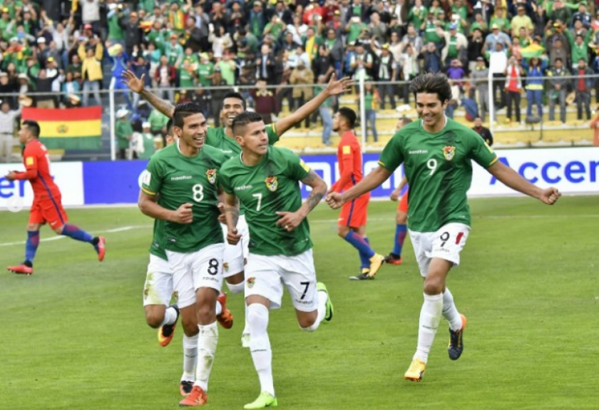 Bolivianos comemoram o único gol da vitória histórica sobre o Chile