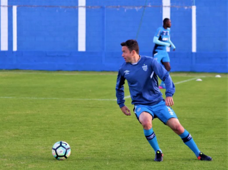 Juan treina, mas volta a sentir desconforto muscular