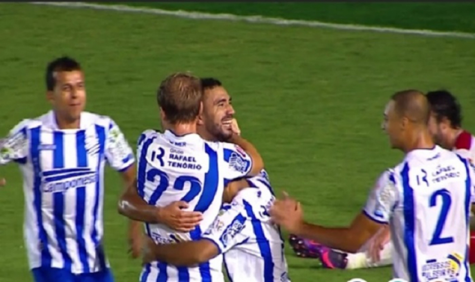 Boquita comemora segundo gol contra a Tombense