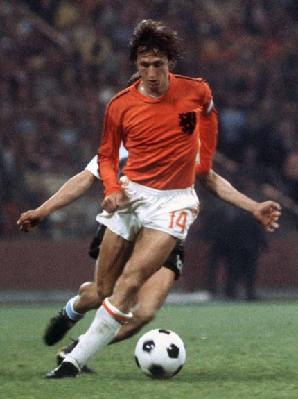 Johan Cruyff foi o dono da bola no duelo entre Holanda e Brasil na Copa do Mundo de 1974. A Laranja Mecânica eliminou os canarinhos com um triunfo por 2 a 0 e ele anotou um dos gols
