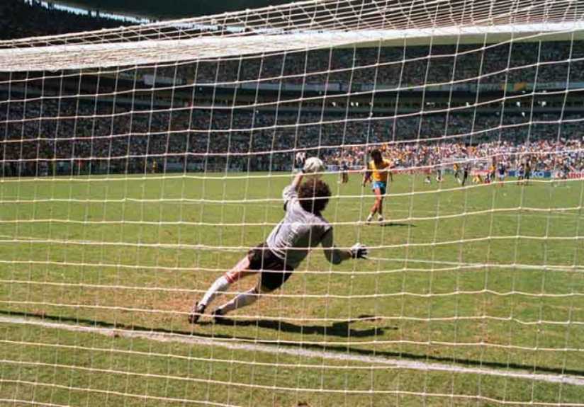 Na Copa do Mundo de 1986 Zico perdeu um pênalti nas quartas de final contra a França. O lance foi no segundo tempo do jogo, que acabou sendo decidido nas penalidades, com triunfo europeu. O goleiro Joel Bats foi o herói do dia e, por consequência, entrou