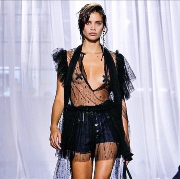 Sara Sampaio, modelo apontada como affair de Neymar