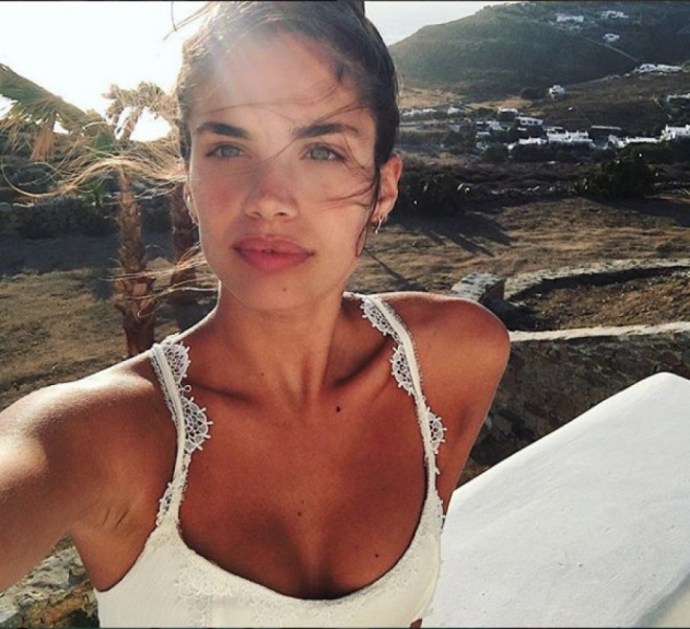 Sara Sampaio, modelo apontada como affair de Neymar