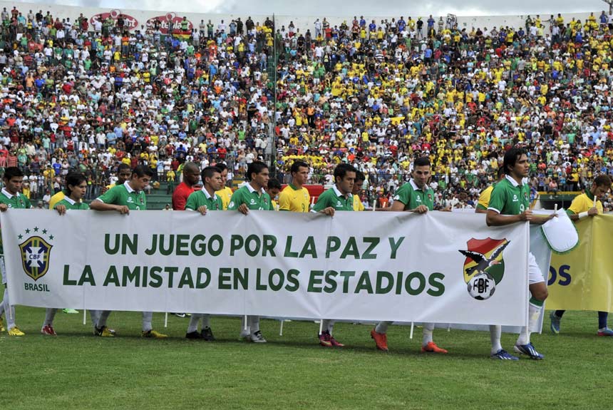 No dia 6 de abril de 2013 um grito pela paz. Mesmo sem ser Data-Fifa, as seleções fizeram jogo beneficente em Santa Criz de La Sierra com a renda revertida para familiares do jovem Kevim Espada, que morreu durante um jogo do Corinthians pela Copa