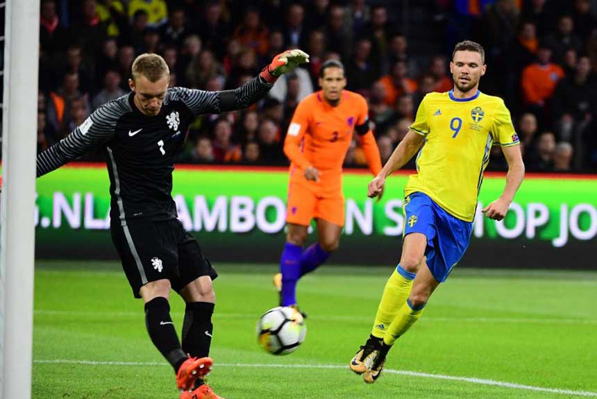 O goleiro Cillessen é outro que sofre com a eliminação da Holanda. Vai se dedicar ao Barcelona