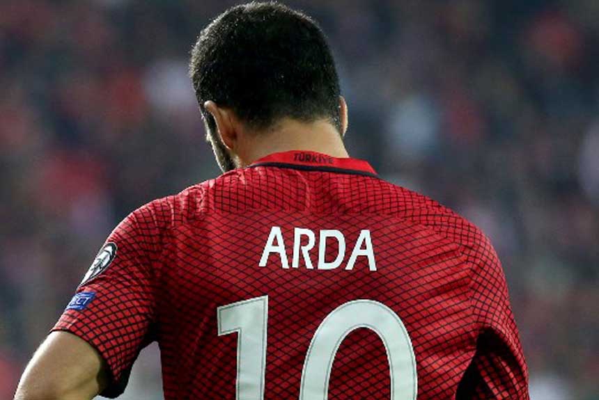 O meia Arda Turan, de 30 anos, não conseguiu classificar a Turquia para a Copa do Mundo