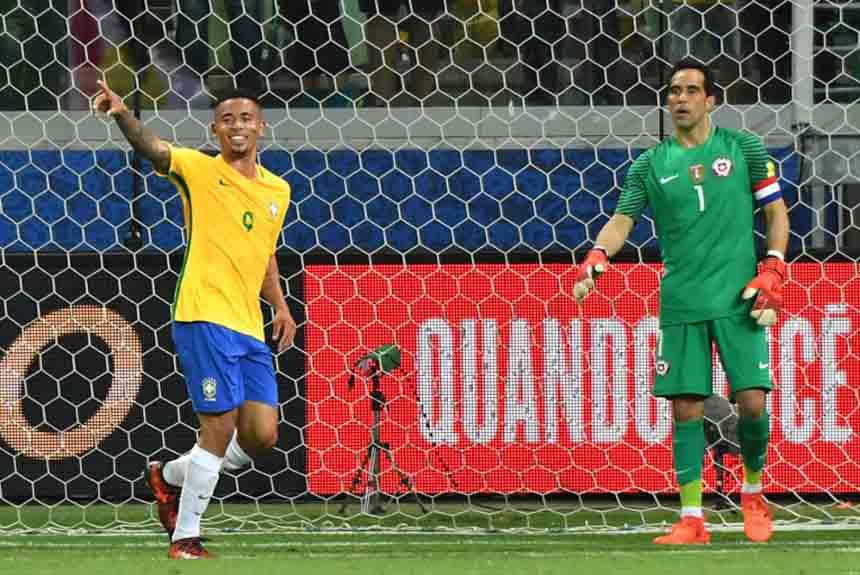 Aos 34 anos, o goleiro Claudio Bravo é outro chileno que perdeu a oportunidade de jogar a Copa novamente. E tem boas chances desta ter sido a sua última oportunidade