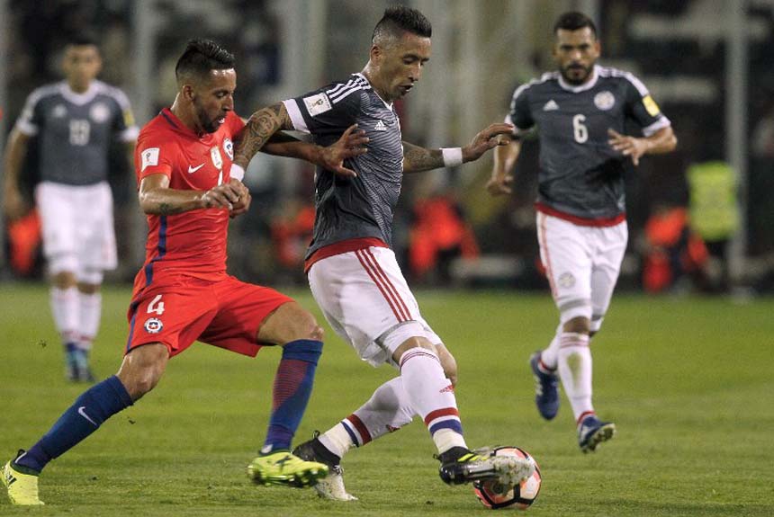 Outro paraguaio que não vai jogar a Copa é o atacante gremista Lucas Barrios. Atualmente com 32 anos, dificilmente estará no Catar