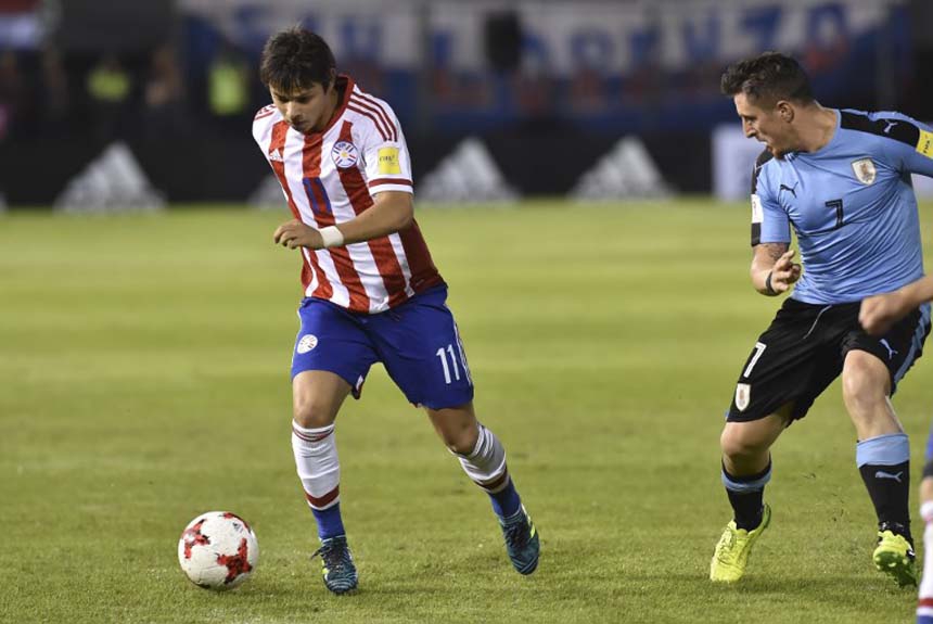 O atacante corintiano Ángel Romero também sofreu a ver o Paraguai ficar de fora da Copa do Mundo