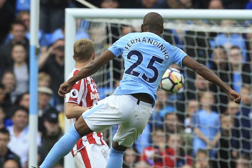 Fernandinho - Substituído no fim da segunda etapa, o volante marcou um golaço na vitória por 7 a 2 do Manchester City sobre o Stoke.