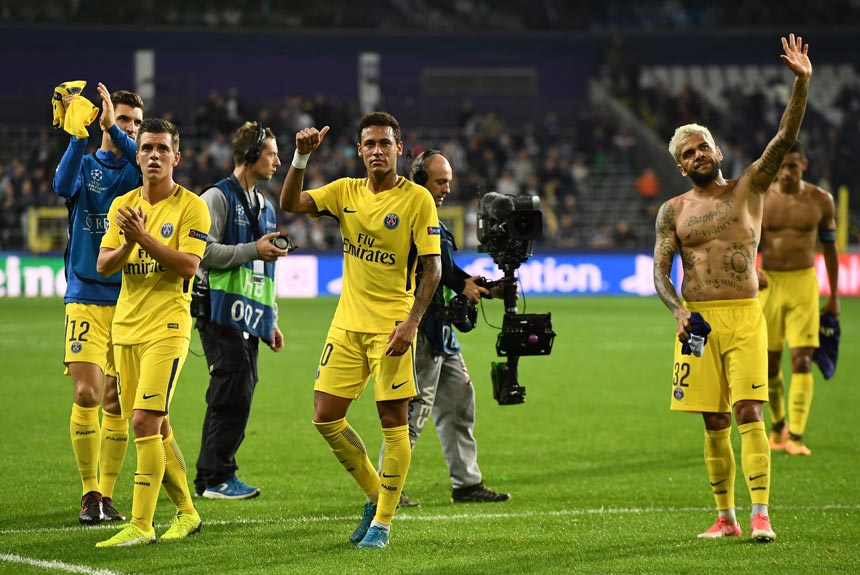 Daniel Alves - O lateral brasileiro fez mais uma partida sólida na direita da defesa do Paris Saint-Germain e contribuiu nas jogadas ofensivas.