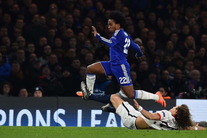 Willian - O meia da Seleção entrou apenas no final do empate do Chelsea e pouco pode fazer para ajudar o time a virar o placar.