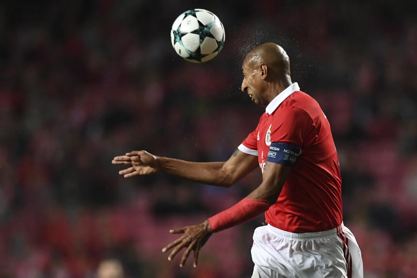 Luisão - O zagueiro brasileiro foi destaque negativo para o Benfica: na derrota de 1 a 0 para o Manchester United, o defensor recebeu dois amarelos e foi expulso.