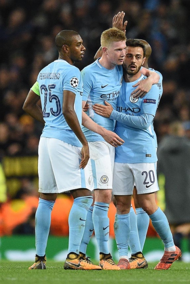 Fernandinho - O volante da Seleção teve atuação abaixo da média dos seus compatriotas do Manchester City e se destacou negativamente ao fazer pênalti infantil que resultou no único gol do Napoli no jogo.