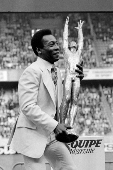 É considerado o Atleta do Século passado por vários feitos, dentre os quais, ter conseguido interromper uma guerra na África em 1969. As partes envolvidas no conflito interromperam o combate para ver o craque jogar