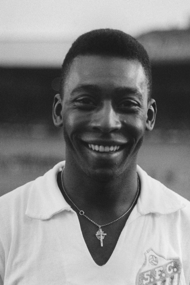 Pelé iniciou a carreira profissional em 1956, defendendo o Santos