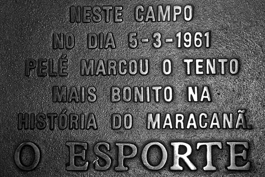 Em 1961, em um jogo contra o Fluminense no Maracanã pelo Torneio Rio-São Paulo, marcou um golaço, dando origem a expressã "Gol de Placa". A placa de bronze, em homenagem ao lance, é vista até hoje no estádio carioca