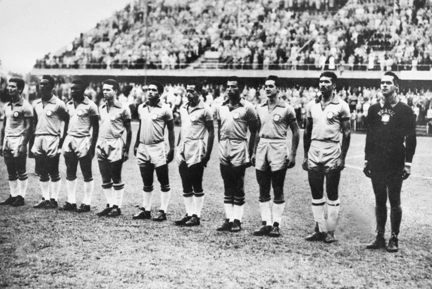 Pela Seleção Brasileira Pelé estreou em 1957, em uma derrota de 2 a 1 para a Argentina pela Copa Roca. Fez o gol brasileiro