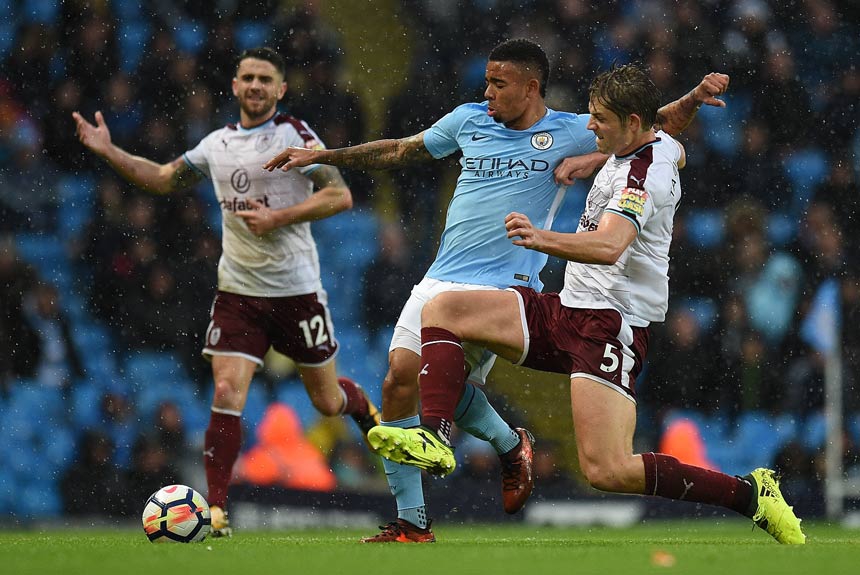Gabriel Jesus - Atacante brasileiro começou a partida contra o Burnley no banco de reservas, mas entrou no segundo tempo no lugar de Aguero. Guardiola decidiu preservar o camisa 33 de olho no restante da temporada