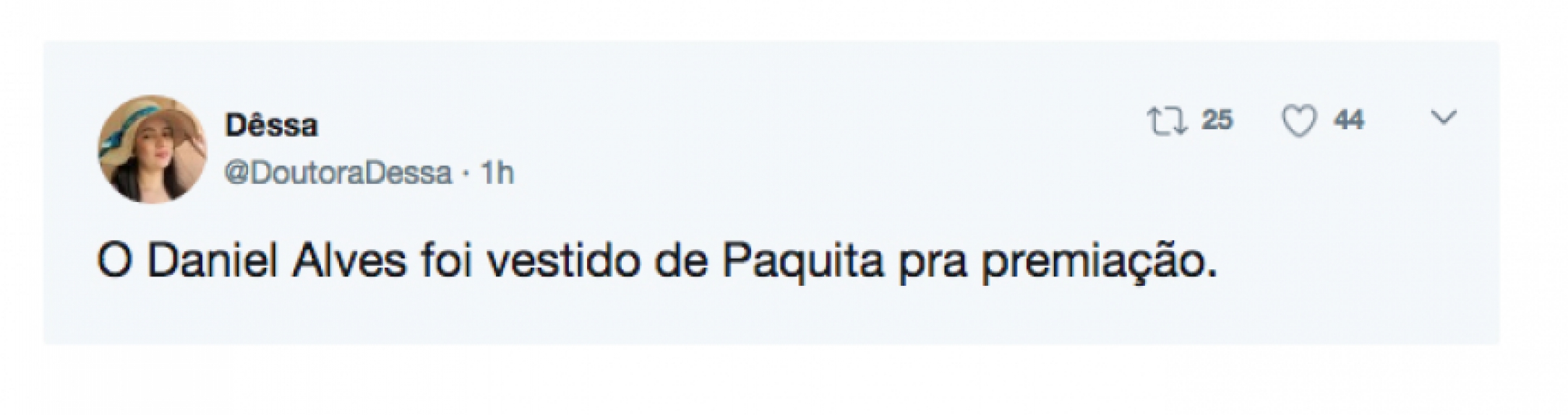 Com terno extravagante, Daniel Alves ‘bomba’ na internet