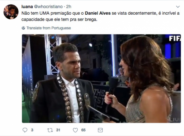 Com terno extravagante, Daniel Alves ‘bomba’ na internet