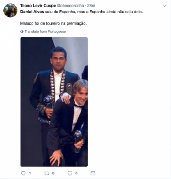 Com terno extravagante, Daniel Alves ‘bomba’ na internet