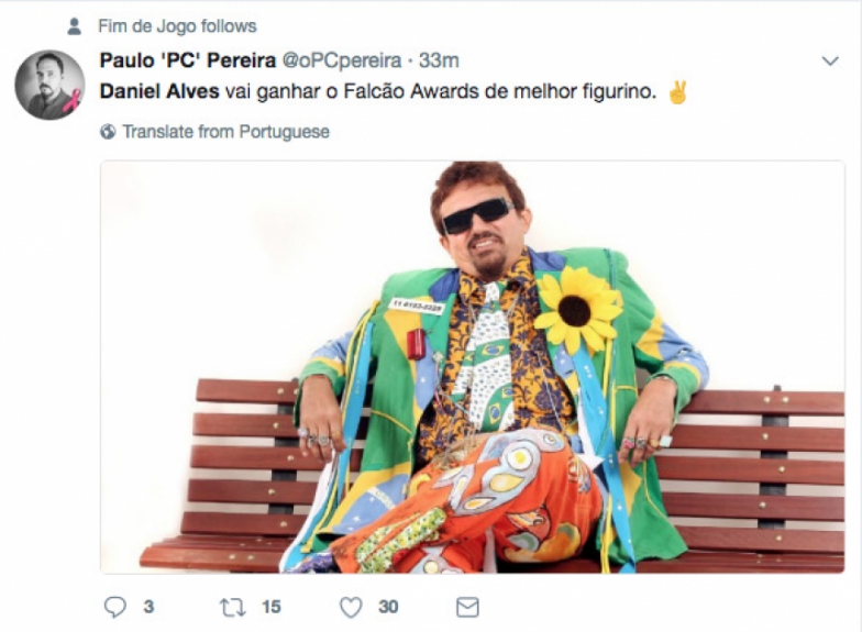 Com terno extravagante, Daniel Alves ‘bomba’ na internet