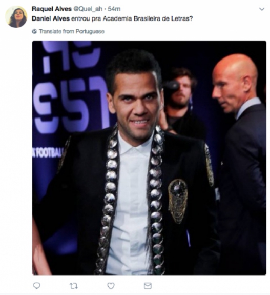 Com terno extravagante, Daniel Alves ‘bomba’ na internet