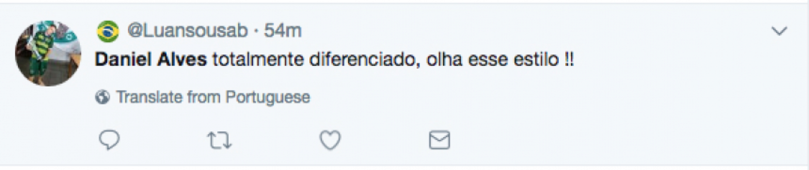 Com terno extravagante, Daniel Alves ‘bomba’ na internet