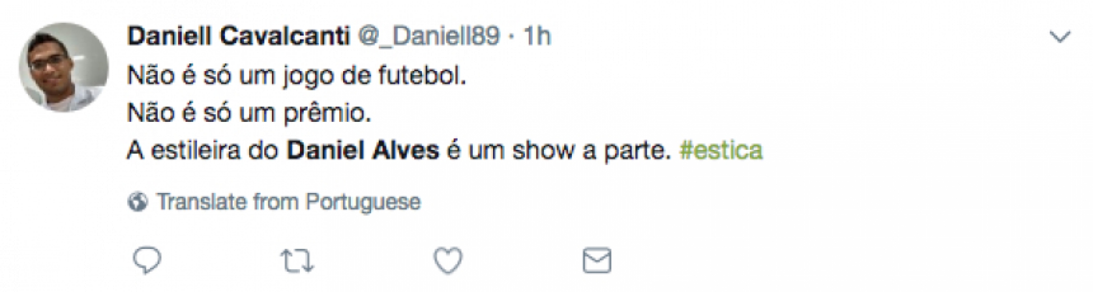 Com terno extravagante, Daniel Alves ‘bomba’ na internet