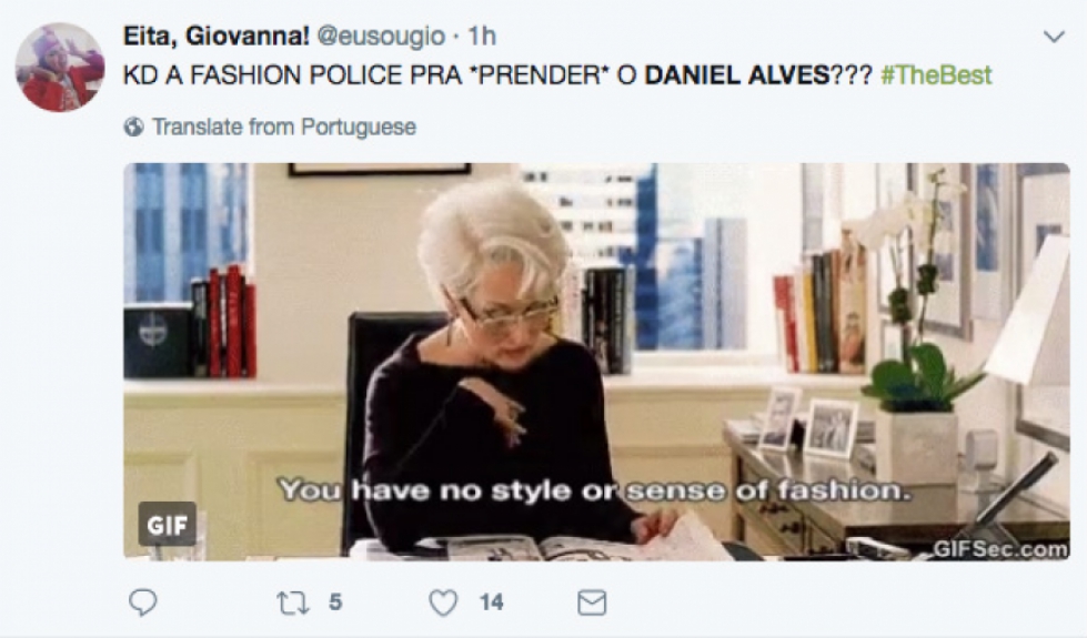 Com terno extravagante, Daniel Alves ‘bomba’ na internet