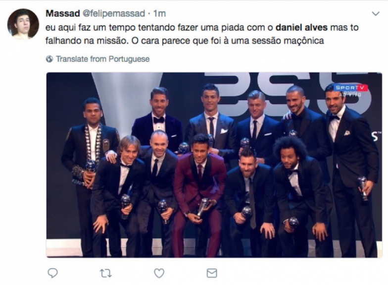Com terno extravagante, Daniel Alves ‘bomba’ na internet