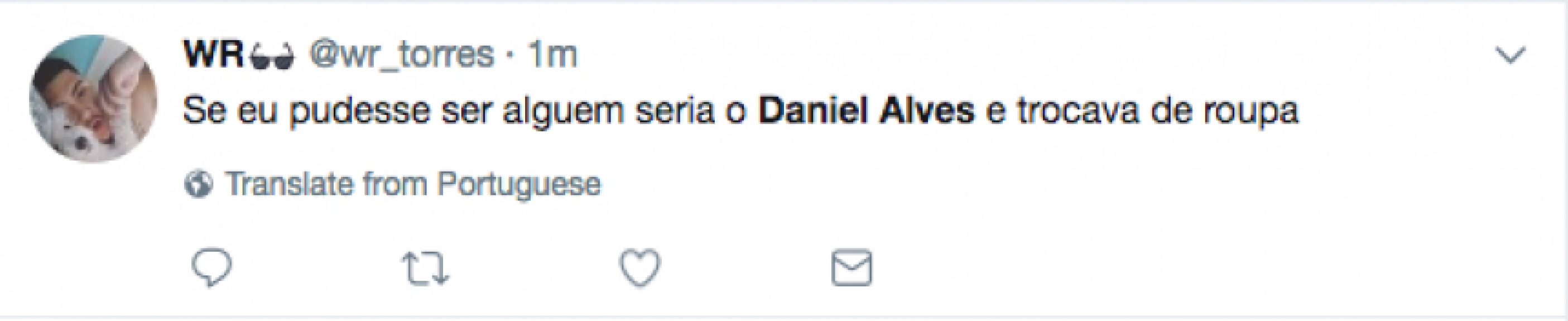 Com terno extravagante, Daniel Alves ‘bomba’ na internet