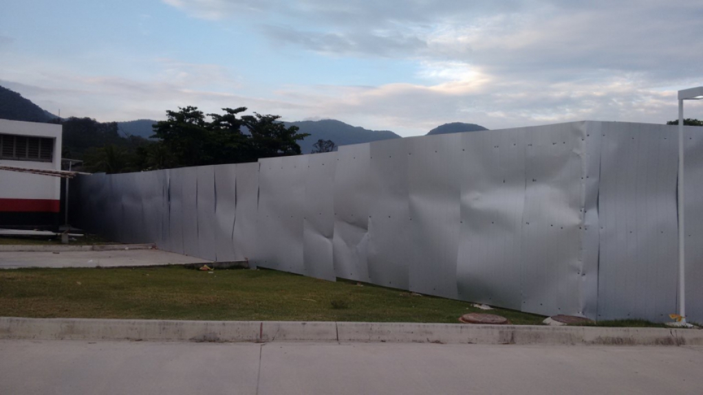 Área que vai receber a estrutura profissional está isolada por tapumes