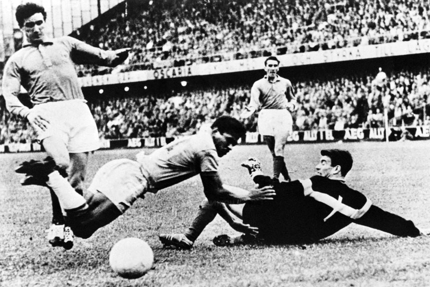 Em 1959 os dois times disputaram um amistoso no Maracanã. O primeiro jogo do Brasil no estádio após a conquista da Copa de 1958. O jogo ficou conhecido como uma das maiores vaias da história do mágico estádio carioca.