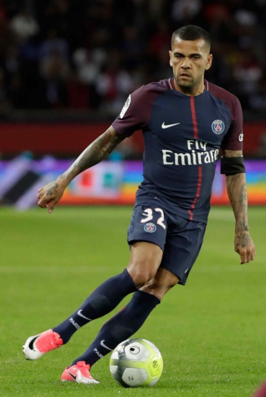 Daniel Alves deu um passe para Dí Maria marcar na vitória da equipe parisiense sobre o Nantes