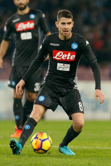 O brasileiro naturalizado italiano Jorginho deu uma passe para Insigne marcar na vitória do Napoli sobre o Milan por 2 a 1