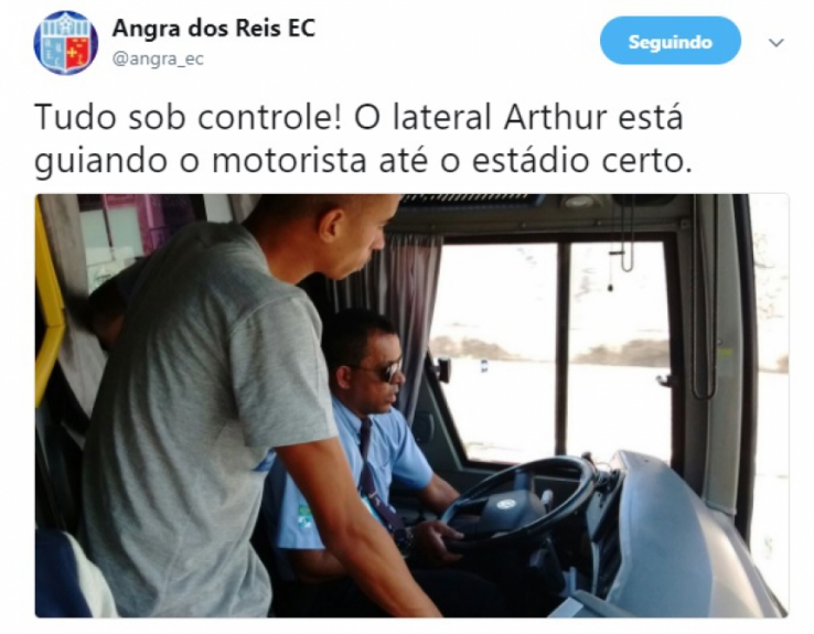 A sorte é que o lateral Arthur 'maps' soube orientar o motorista e eles chegaram a tempo da partida
