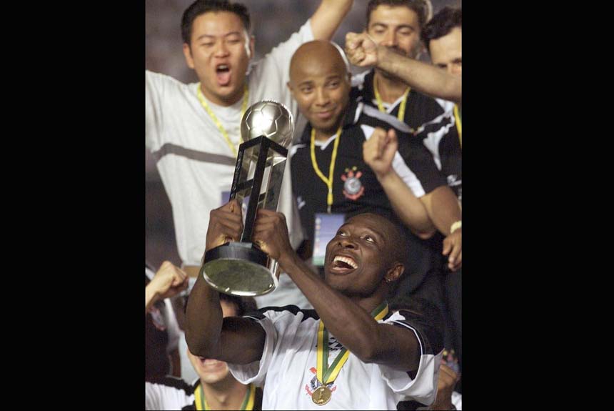 O Corinthians, nos pênaltis, foi o primeiro campeão no formato que incluiu todos continentes. Final com o Vasco no Maracanã