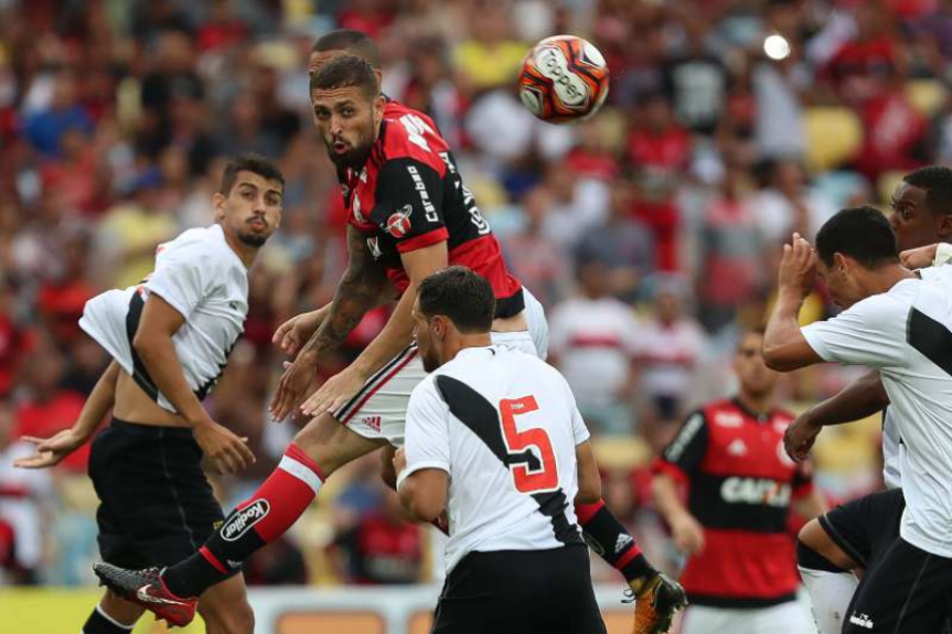 Léo Duarte do Flamengo contra o Vasco