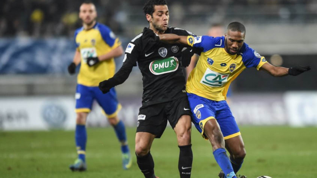 Daniel Alves (Paris Saint-Germain) - Se não teve Neymar, poupado, Daniel Alves era o brasileiro de mais recursos ofensivos no time do PSG. Manteve o bom nível de atuações e, nos minutos derradeiros, o mais curioso: atuou como goleiro (!) após a expulsão