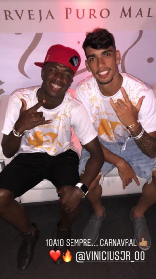 Atletas curtem carnaval no Rio