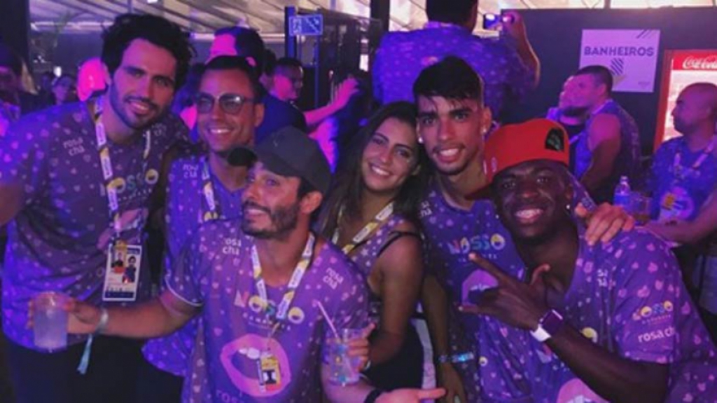Atletas curtem carnaval no Rio