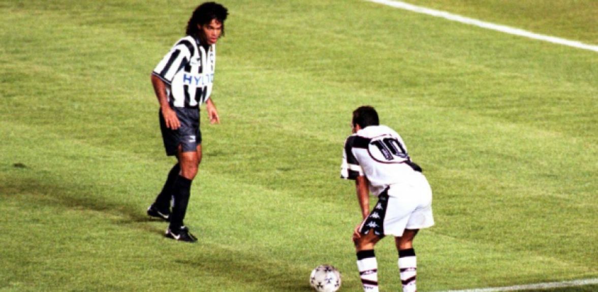 Não foi na comemoração do gol, mas marcou a história! Em 1997, Edmundo rebolou na frente do zagueiro Gonçalves durante a primeira partida da final do Carioca