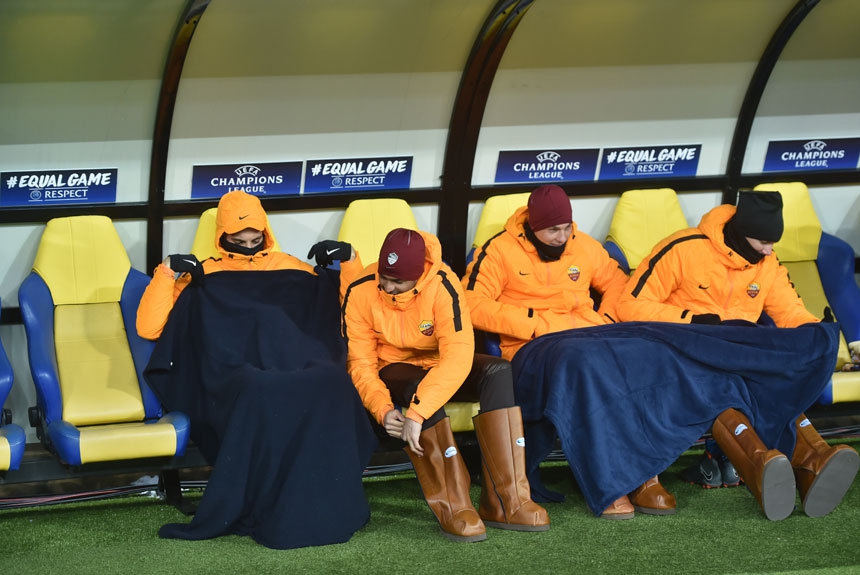 Que frio! Jogadores do Shakhtar Donetsk se protegem no banco de reservas