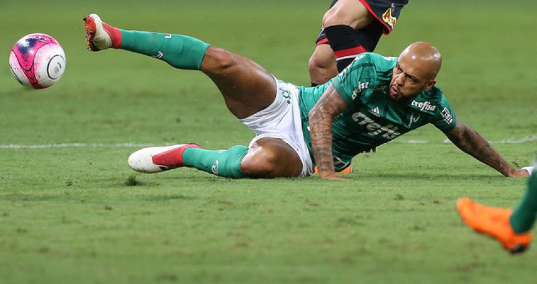 Felipe Melo dá carrinho durante o Choque-Rei
